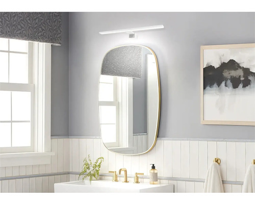 Baie luminoasă cu oglindă, chiuvetă și baterii