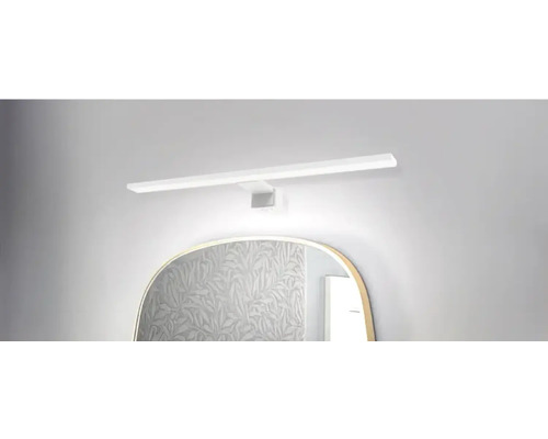 Baie cu oglindă și aplică de perete