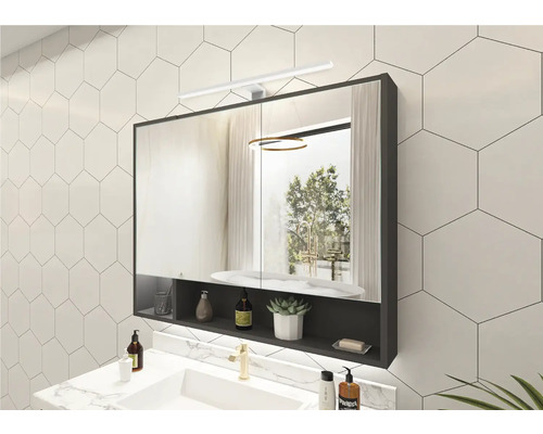 Baie cu dulap cu oglindă, lavoar și iluminare