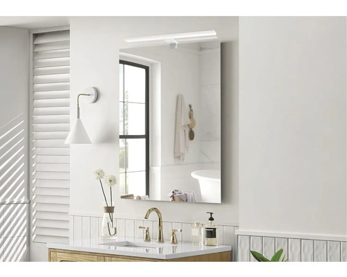 Baie cu dulap cu oglindă, chiuvetă, robinet și decor