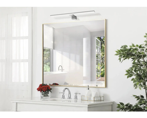 Oglindă pătrată cu iluminare deasupra chiuvetei în baie.