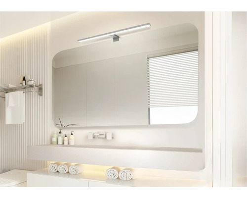 Baie luminoasă cu oglindă, chiuvetă și prosoape