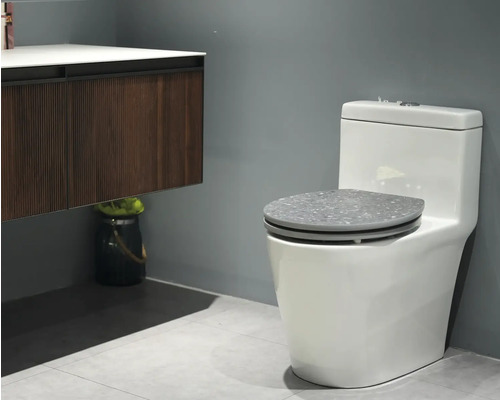 Toaletă albă cu capac gri într-un decor de baie