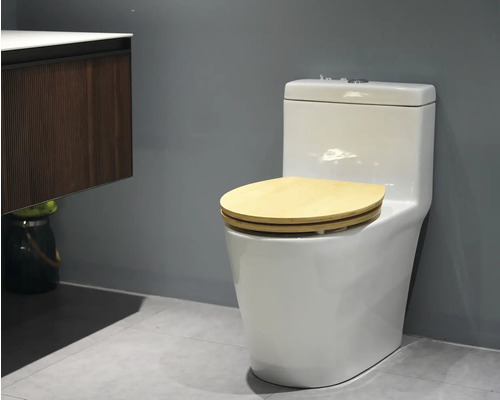 Toaletă albă cu capac din lemn deschis la culoare în baie