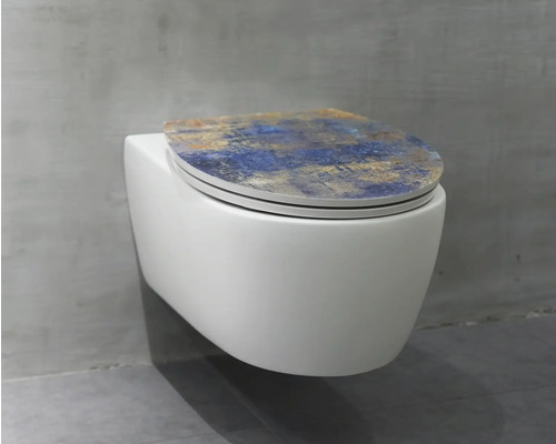 Toaletă suspendată cu capac colorat în baie.