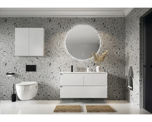 Baie modernă cu lavoar, dulap cu oglindă, oglindă rotundă cu iluminare și WC suspendat