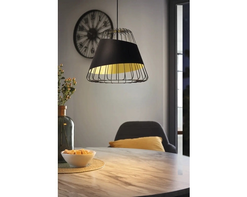 Lampa suspendată metalică deasupra mesei de sufragerie
