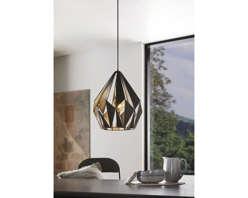 Lumină suspendată decorativă din metal în sufragerie