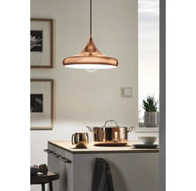 Lampa suspendată metalică deasupra unui blat de bucătărie cu o oală și o cană
