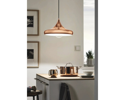 Lampa suspendată metalică deasupra unui blat de bucătărie cu o oală și o cană