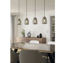 Masa de sufragerie cu patru lămpi suspendate, comodă și decorațiuni pentru o ambianță luminoasă și spațioasă.