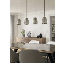 Sufragerie cu masă, scaune, bufet și lampă suspendată cu patru becuri