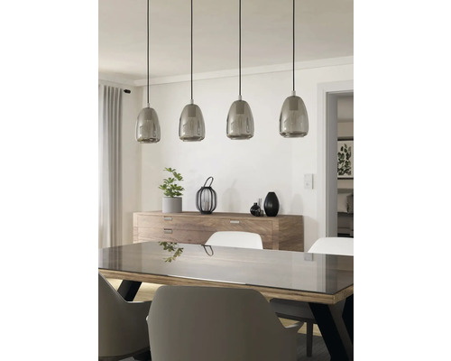 Sufragerie cu masă, scaune, bufet și lampă suspendată cu patru becuri