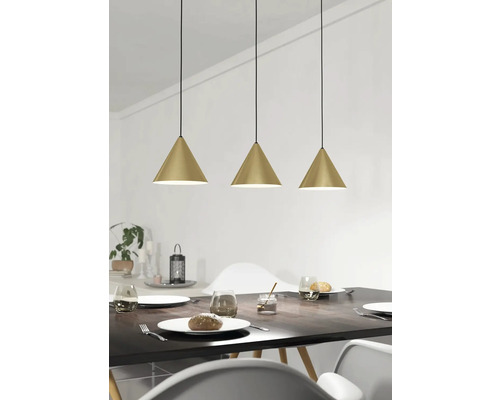 Trei lămpi suspendate aurii deasupra unei mese de sufragerie