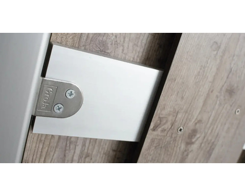 Vizualizare detaliată a unui accesoriu de mobilier cu șuruburi și sigla producătorului