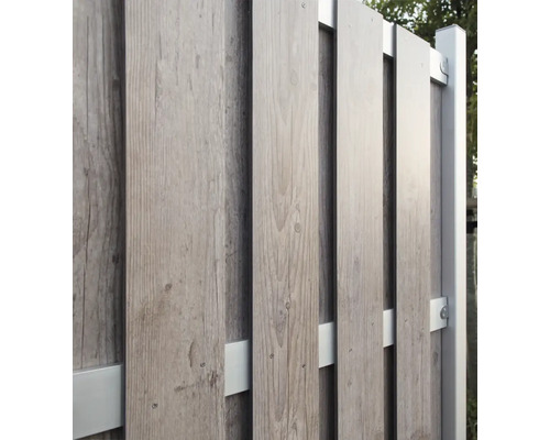 Prim-plan cu un gard din lemn cu elemente metalice