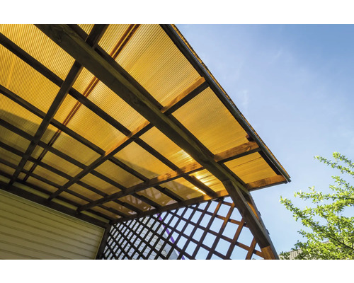 Acoperiș cu structură din lemn și plăci translucide