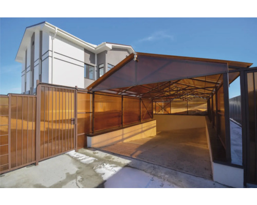 Loc de parcare acoperit cu poartă în fața unei case.