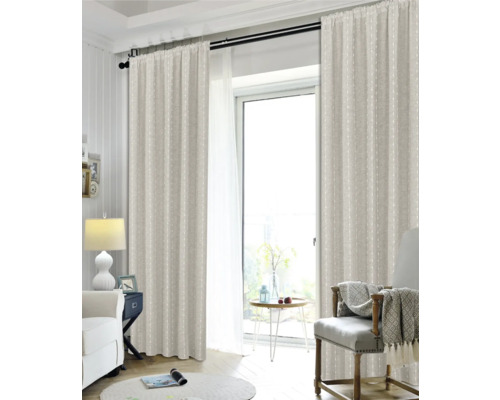 Cameră de zi cu perdele în fața unei ferestre și zonă de relaxare