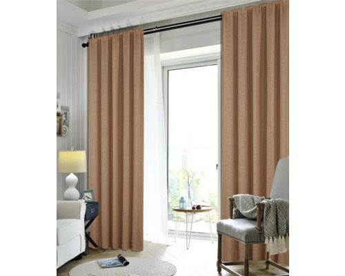 Cameră de zi cu perdele și locuri de ședere lângă fereastră.