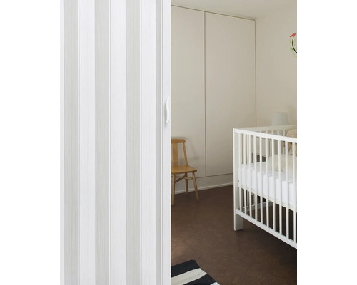 Cameră cu ușă glisantă, pătuț și scaun