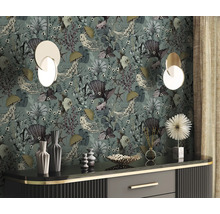 Scenă cu tapet cu motive marine, comodă și elemente decorative