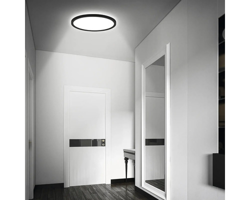 Imagine a unui hol luminos cu o lampă de tavan rotundă