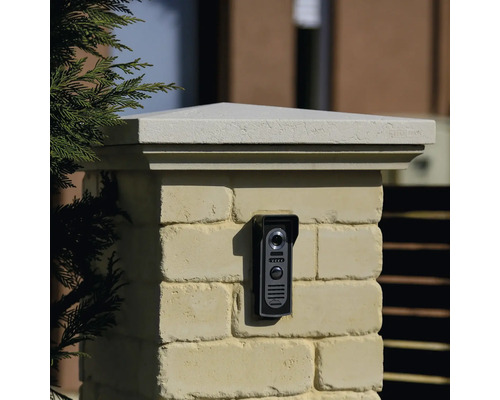 Fotografie exterioară a unui sistem de interfon pe un pilon zidit