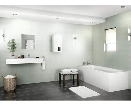 Baie cu cadă, chiuvetă, oglindă, radiator de prosoape și coș de rufe