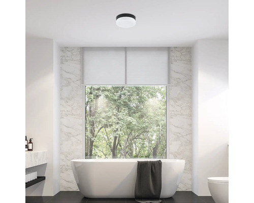 Baie luminoasă cu cadă, fereastră, jaluzea și plafonieră