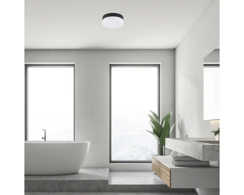 Baie modernă cu cadă, chiuvetă și plafonieră rotundă