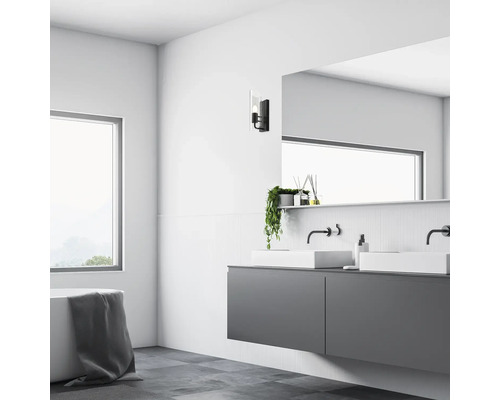 Baie modernă cu lavoar dublu, oglindă, fereastră și cadă