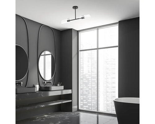 Baie modernă cu chiuvetă dublă, oglinzi rotunde, plafonieră și fereastră mare