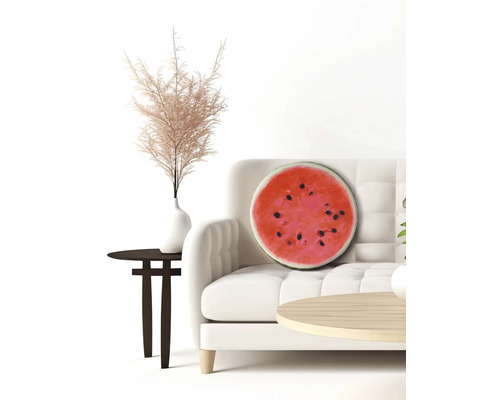 Pernă decorativă cu pepene verde pe o canapea într-o cameră luminoasă.