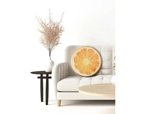 Interior decorativ cu canapea, măsuță laterală și pernă cu design de felie de portocală