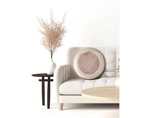 Scenă cu canapea, măsuțe laterale, decorațiuni și pernă cu aspect de trunchi de copac