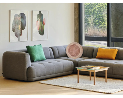 Living cu canapea de colț gri, perne decorative, măsuță de cafea și artă pe perete