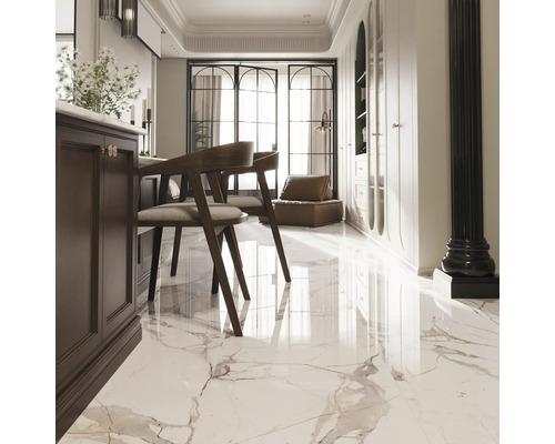Interior luminos cu podea de marmură, mese și scaune din lemn