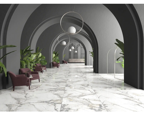 Hol cu podea de marmură, fotolii și plante sub pasaje boltite.