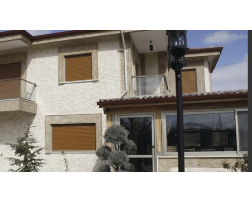 Exteriorul unei case cu obloane