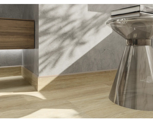 Prim-plan cu o podea de lemn de culoare deschisă într-o cameră.