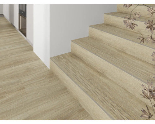 Scenă cu podea și scară cu aspect de lemn.