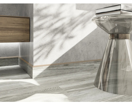 Prim-plan cu un interior cu un element din lemn, o masă transparentă și o carte