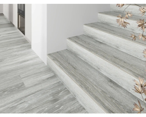 Podea și scară cu decor din lemn într-un interior luminos și modern