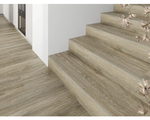 Pardoseală și scară cu decor de lemn în interior