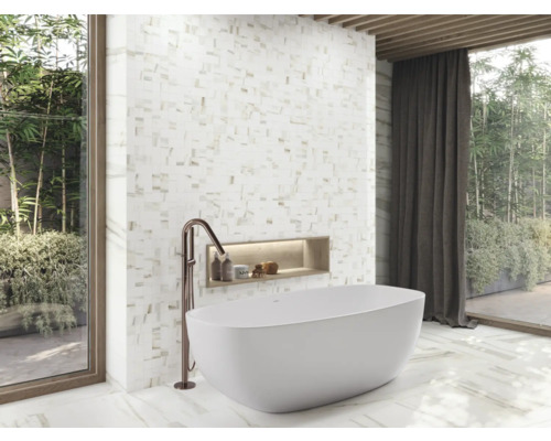 Baie modernă cu cadă independentă, perete mozaicat și fereastră cu vedere spre grădină