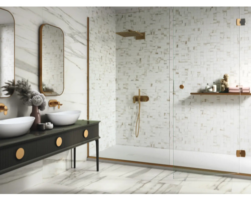 Baie modernă cu chiuvetă dublă, oglinzi și cabină de duș cu gresie mozaic