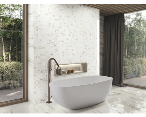 Baie cu cadă independentă, perete cu mozaic și fațadă cu ferestre