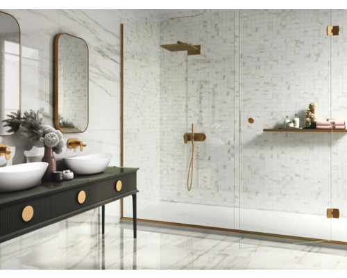 Baie modernă cu chiuvetă dublă, oglinzi și cabină de duș