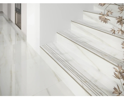 Casa scărilor luminoasă cu trepte din marmură albă și gresie